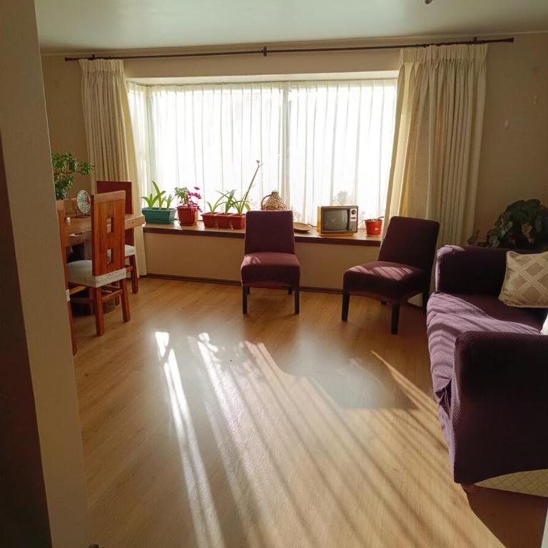 Casa completa dos pisos, tres dormitorios, terraza, estacionamiento en buen barrio - Three-Bedroom Villa - 12