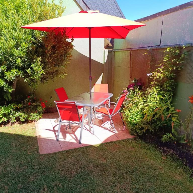 Casa completa dos pisos, tres dormitorios, terraza, estacionamiento en buen barrio - Three-Bedroom Villa - 23