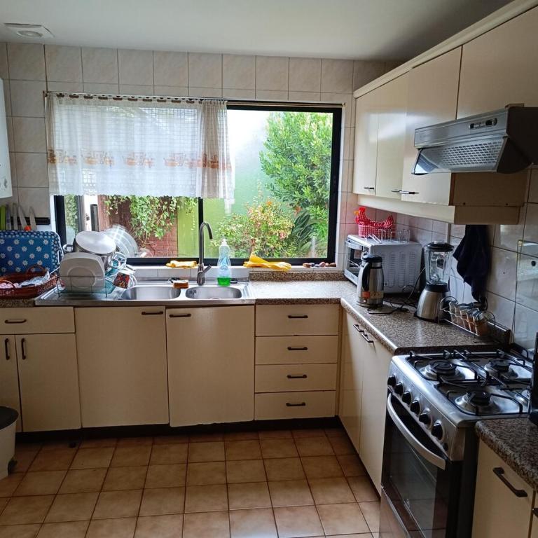 Casa completa dos pisos, tres dormitorios, terraza, estacionamiento en buen barrio - Three-Bedroom Villa - 26