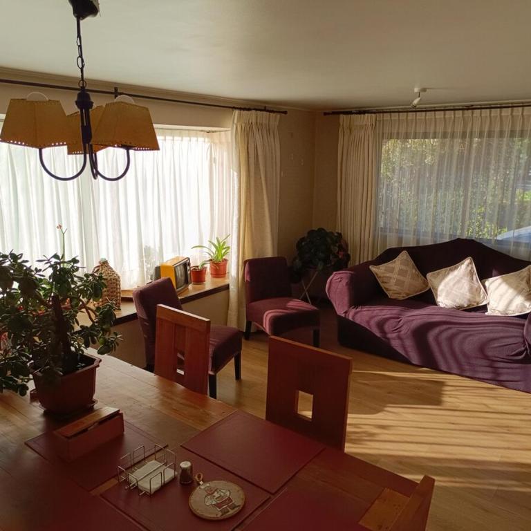 Casa completa dos pisos, tres dormitorios, terraza, estacionamiento en buen barrio - Three-Bedroom Villa - 30