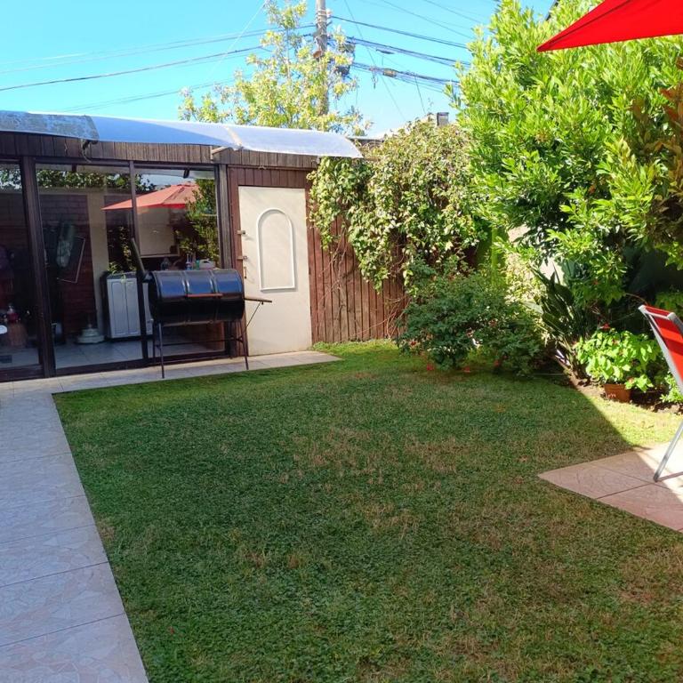 Casa completa dos pisos, tres dormitorios, terraza, estacionamiento en buen barrio - Three-Bedroom Villa - 35