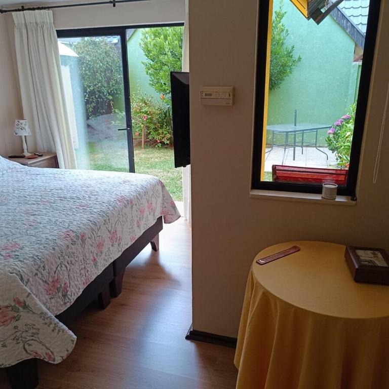 Casa completa dos pisos, tres dormitorios, terraza, estacionamiento en buen barrio - Three-Bedroom Villa - 36