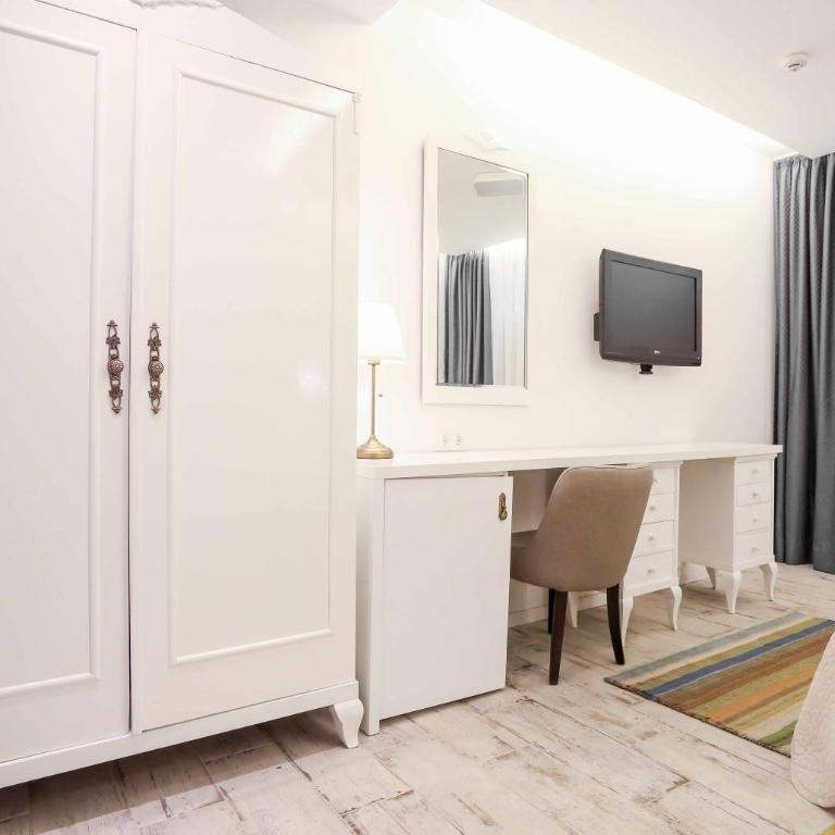 Hotel Divan - Standardna Dvokrevetna Soba sa Bračnim Krevetom/Zasebnim Krevetima - 7