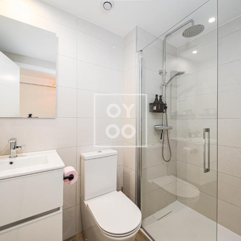 Beachfront Bliss apt, with heated pool, by OYOOSTAYS - Apartamento Deluxe de 2 dormitorios con vistas al mar - 16