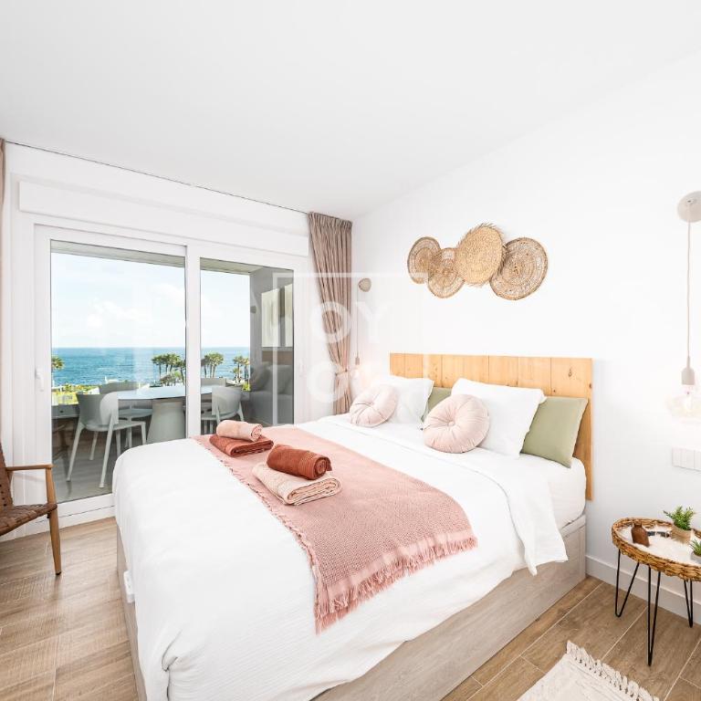 Beachfront Bliss apt, with heated pool, by OYOOSTAYS - Apartamento Deluxe de 2 dormitorios con vistas al mar - 5