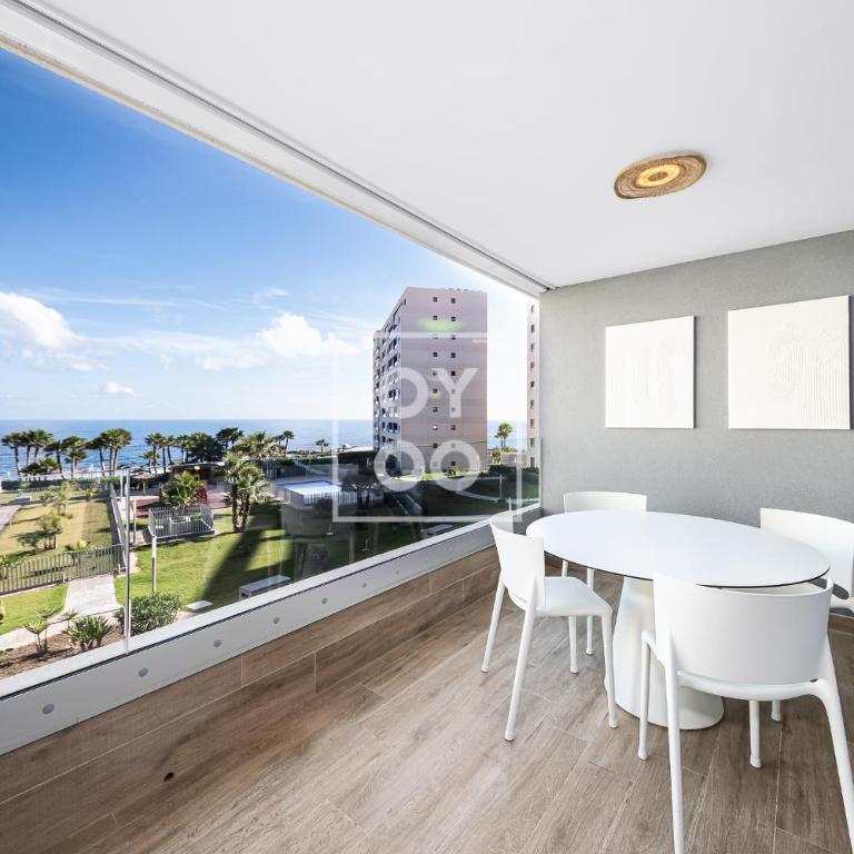 Beachfront Bliss apt, with heated pool, by OYOOSTAYS - Apartamento Deluxe de 2 dormitorios con vistas al mar - 11