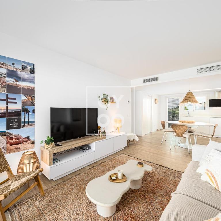 Beachfront Bliss apt, with heated pool, by OYOOSTAYS - Apartamento Deluxe de 2 dormitorios con vistas al mar - 12