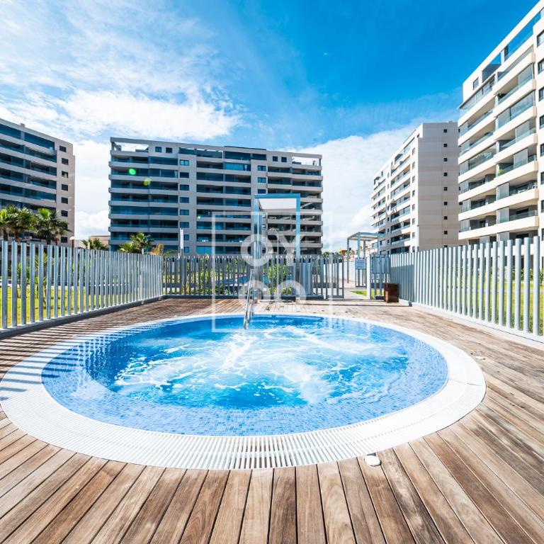 Beachfront Bliss apt, with heated pool, by OYOOSTAYS - Apartamento Deluxe de 2 dormitorios con vistas al mar - 25