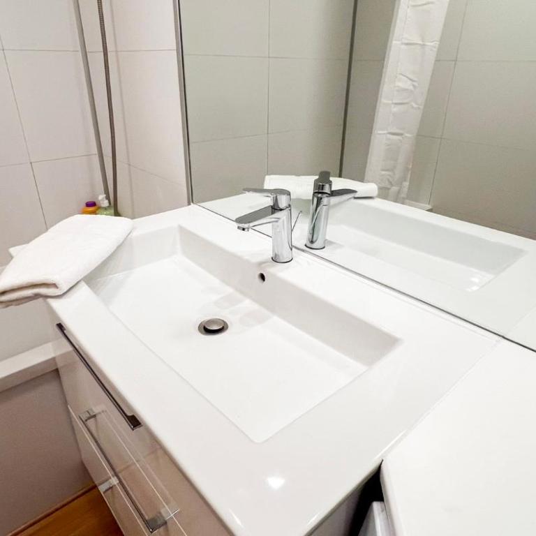Private parking - AC - Secure residence - Appartement 2 Chambres - 35
