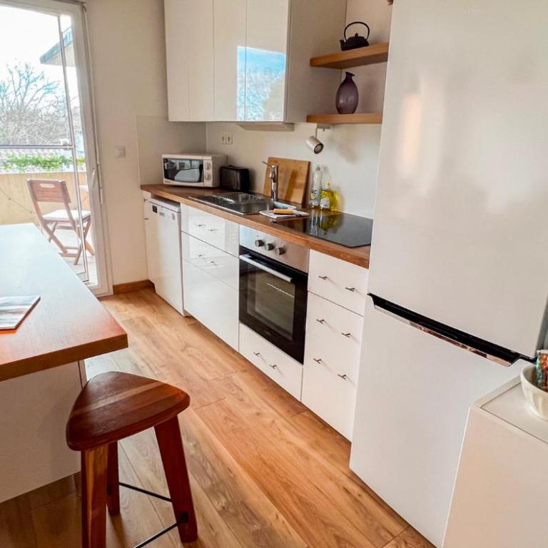 Private parking - AC - Secure residence - Appartement 2 Chambres - 17