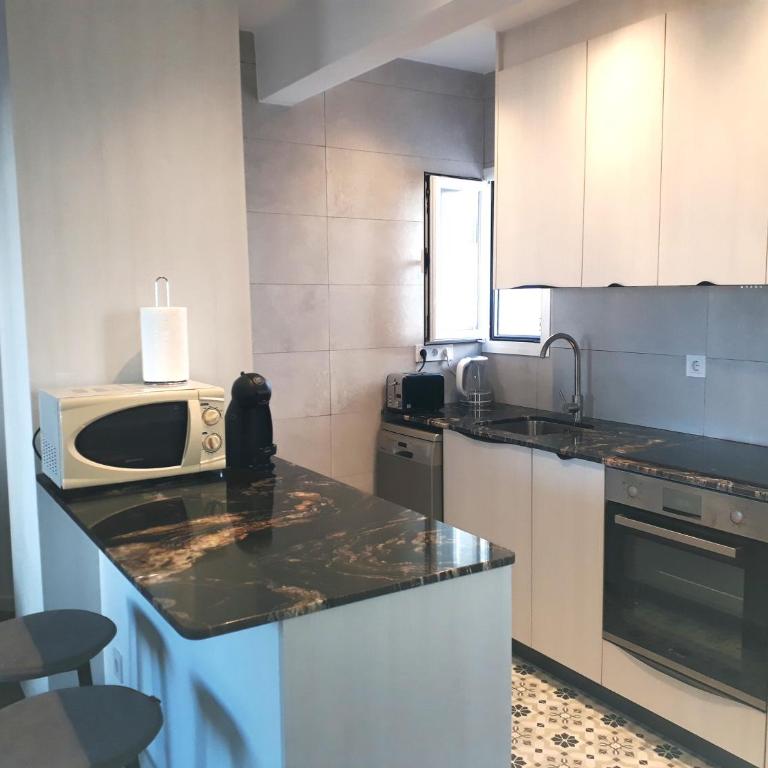 Ático centrico, 50m de la playa, vista al mar y al Peñon, gran terraza, parking, wifi fibra - Apartamento Ático - 18