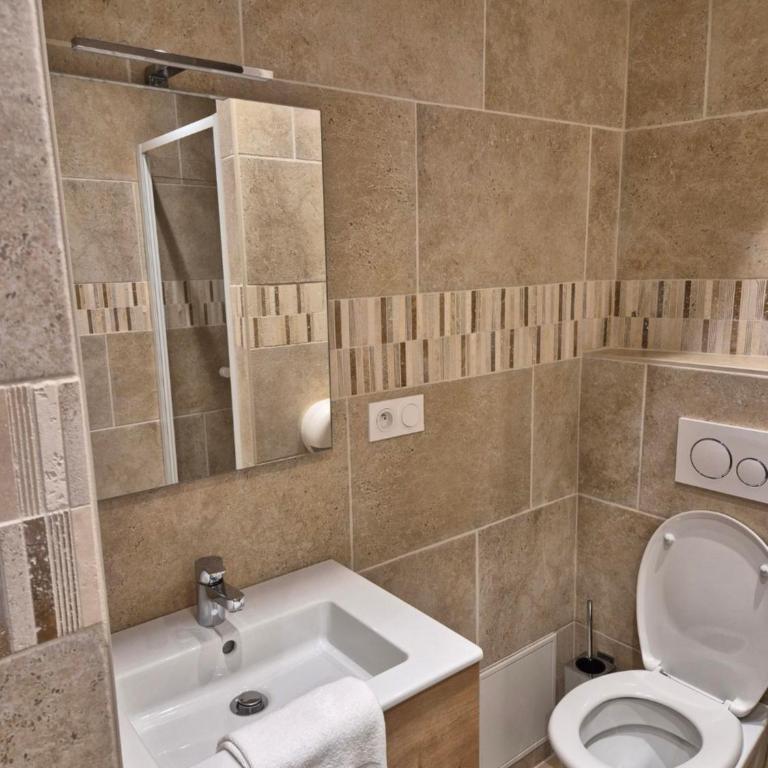 Hôtel-Restaurant Le Blueberry - Chambre Lits Jumeaux Standard (Toilettes et Salle de Bains Privatives) - 7