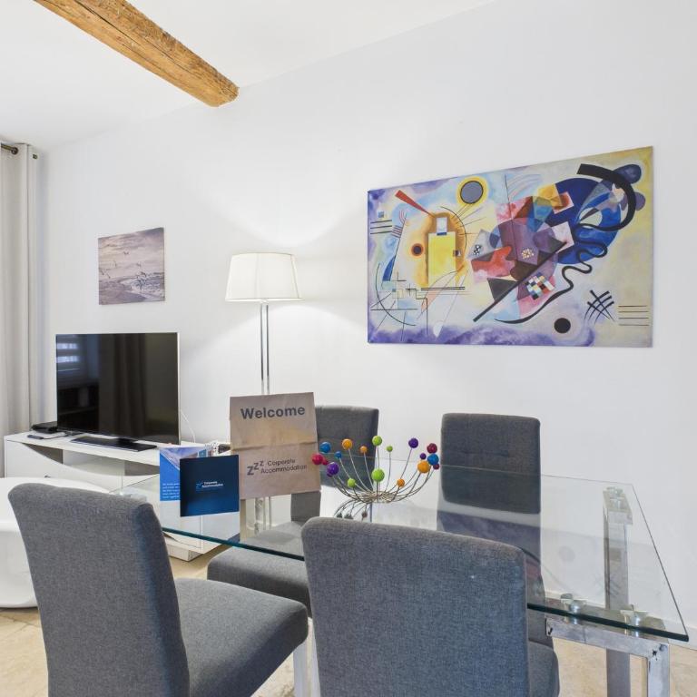 LE MEYNADIER lumineux dans le centre historique, proche des plages et Palais - Appartement 1 Chambre - 10