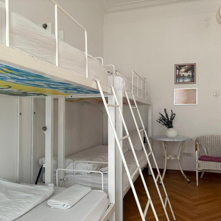 Hostel Beogradjanka - Porodična Soba sa Zajedničkim Kupatilom - 6