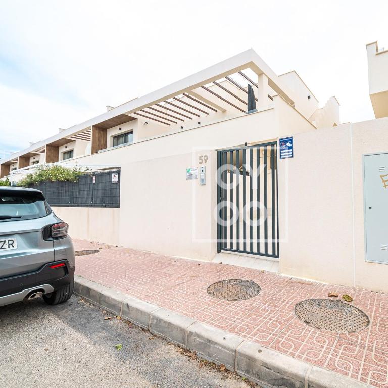 Amalia Garden Groundfloor Retreat, heated pool, near beach and sea, By OYOOSTAYS - Apartamento Deluxe de 2 dormitorios con vistas al jardín - 3