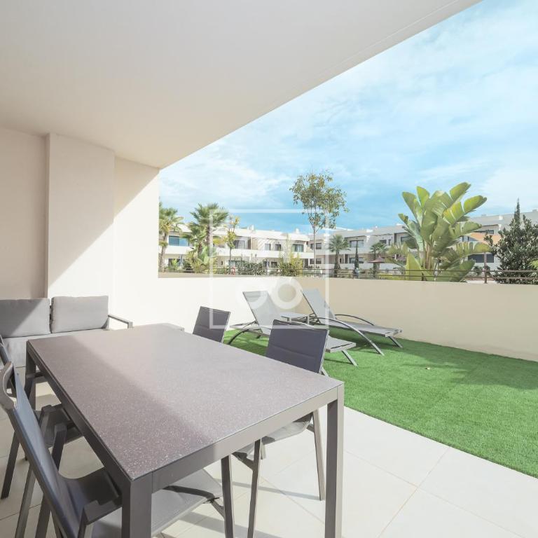 Amalia Garden Groundfloor Retreat, heated pool, near beach and sea, By OYOOSTAYS - Apartamento Deluxe de 2 dormitorios con vistas al jardín - 19