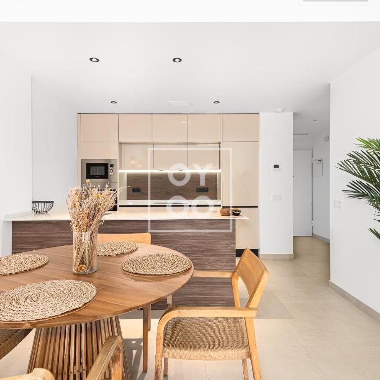 Amalia Garden Groundfloor Retreat, heated pool, near beach and sea, By OYOOSTAYS - Apartamento Deluxe de 2 dormitorios con vistas al jardín - 14