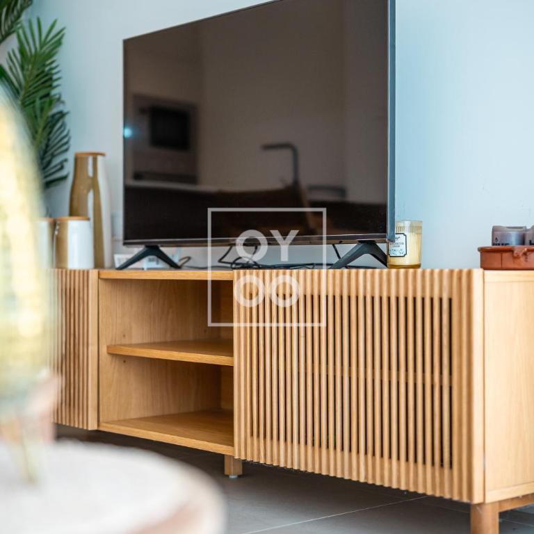 Amalia Garden Groundfloor Retreat, heated pool, near beach and sea, By OYOOSTAYS - Apartamento Deluxe de 2 dormitorios con vistas al jardín - 6