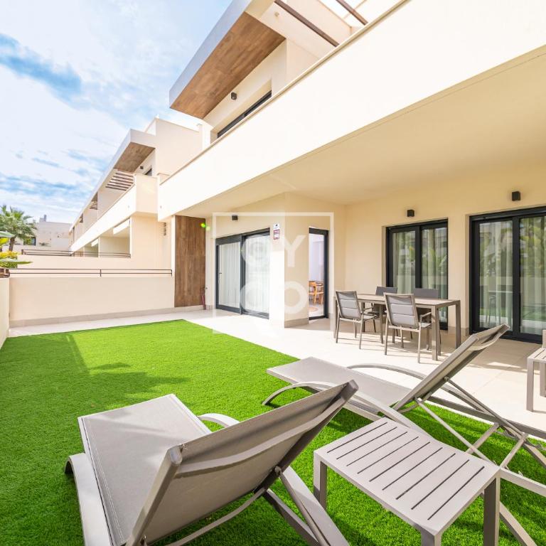Amalia Garden Groundfloor Retreat, heated pool, near beach and sea, By OYOOSTAYS - Apartamento Deluxe de 2 dormitorios con vistas al jardín - 5