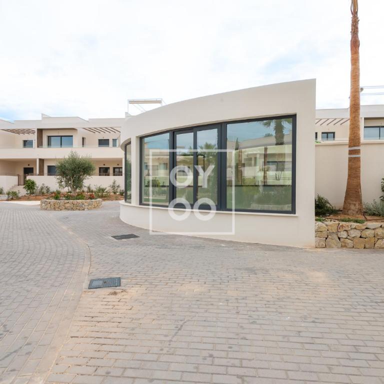 Amalia Garden Groundfloor Retreat, heated pool, near beach and sea, By OYOOSTAYS - Apartamento Deluxe de 2 dormitorios con vistas al jardín - 18