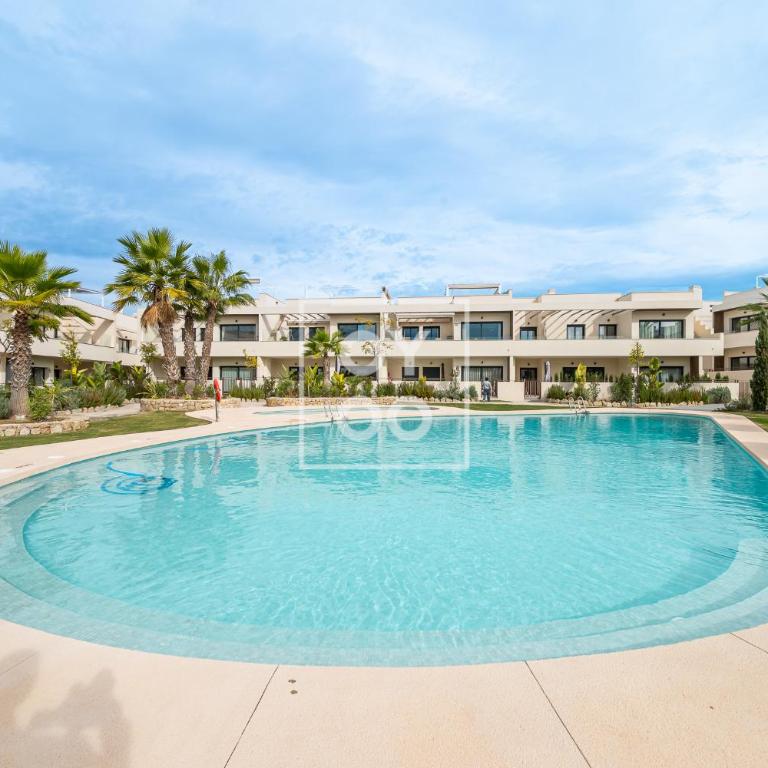 Amalia Garden Groundfloor Retreat, heated pool, near beach and sea, By OYOOSTAYS - Apartamento Deluxe de 2 dormitorios con vistas al jardín - 1