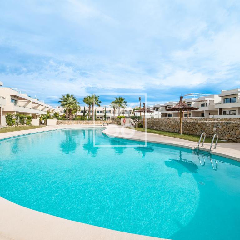 Amalia Garden Groundfloor Retreat, heated pool, near beach and sea, By OYOOSTAYS - Apartamento Deluxe de 2 dormitorios con vistas al jardín - 20