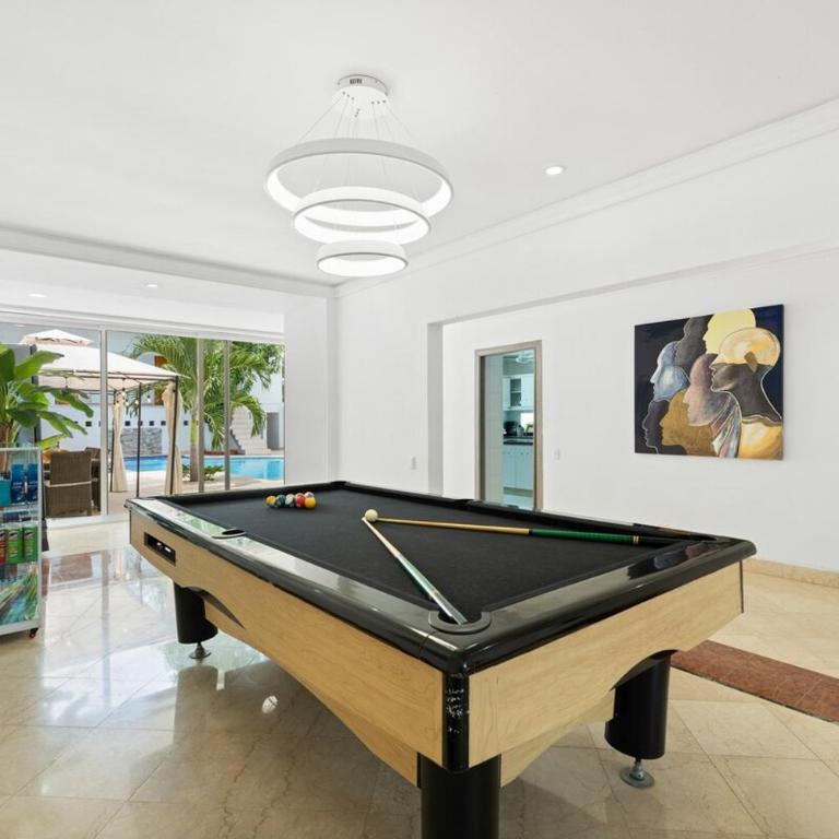 10BR Mansion Beachfront w Pool and Disco - Vacation Home - 52