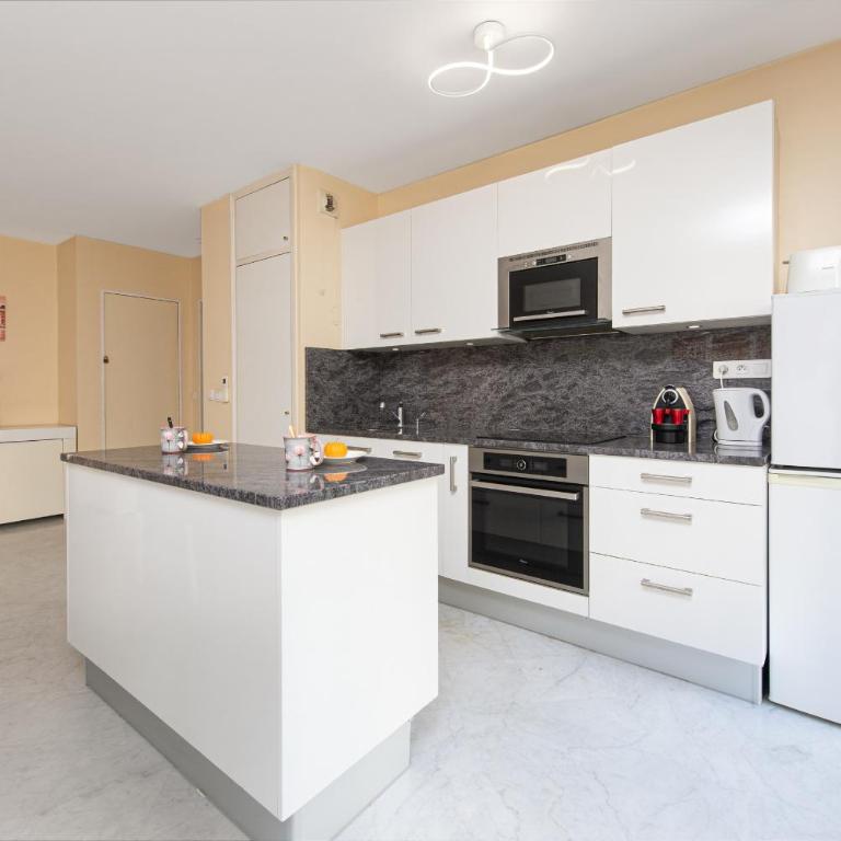 Appartement centre ville près de la plage - Apartamento de 1 dormitorio con balcón - 3