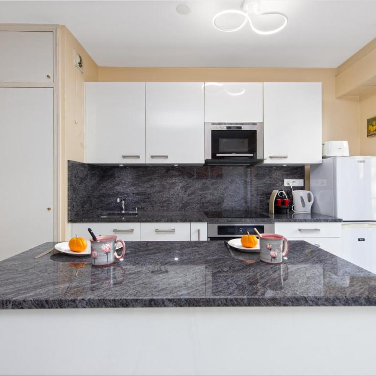 Appartement centre ville près de la plage - Apartamento de 1 dormitorio con balcón - 17