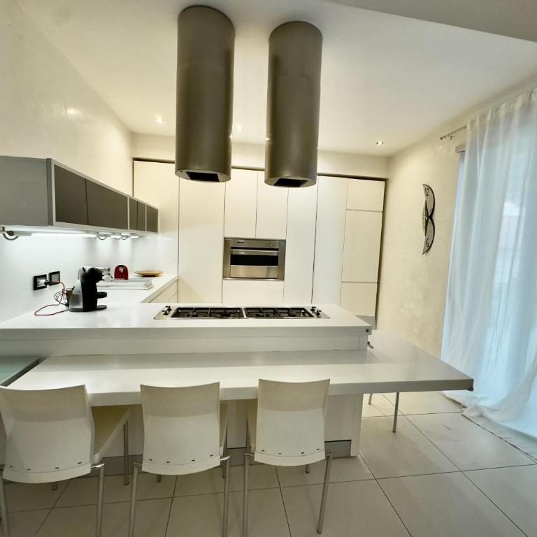 Centro e mare - 2 camere, terrazza e jacuzzi - Two-Bedroom Apartment - 9