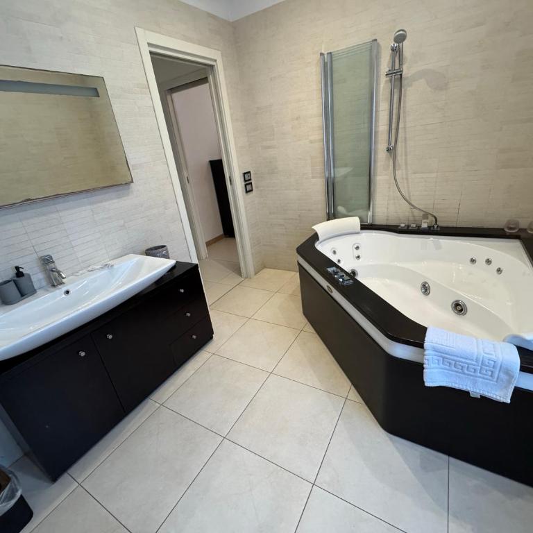 Centro e mare - 2 camere, terrazza e jacuzzi - Two-Bedroom Apartment - 4
