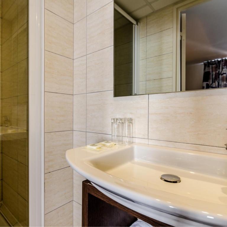 Hôtel Croix des Bretons - Lourdes Pyrénées - Chambre Lits Jumeaux - 4