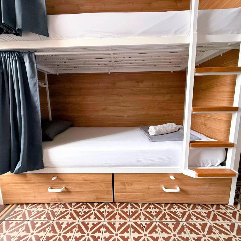 Fabrizzio's Petit - Bed in 4-Bed Mixed Dormitory Room with Shared Bathroom - 7