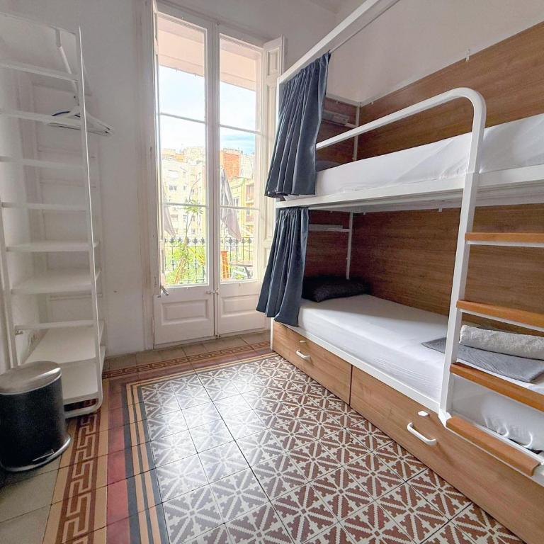 Fabrizzio's Petit - Bed in 4-Bed Mixed Dormitory Room with Shared Bathroom - 2