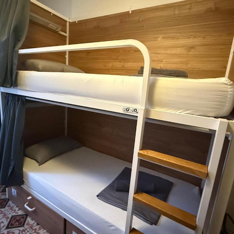 Fabrizzio's Petit - Bed in 4-Bed Mixed Dormitory Room with Shared Bathroom - 11