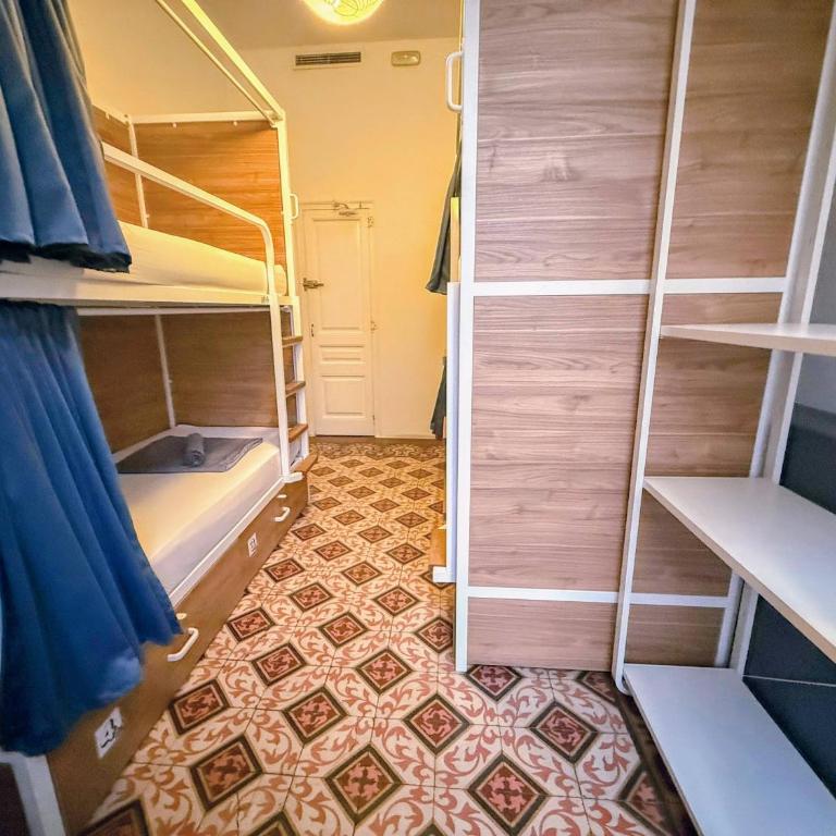 Fabrizzio's Petit - Bed in 4-Bed Mixed Dormitory Room with Shared Bathroom - 5