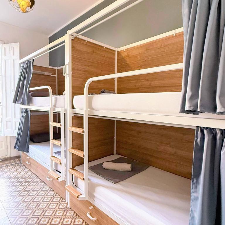 Fabrizzio's Petit - Bed in 6-Bed Mixed Dormitory Room with Shared Bathroom - 3
