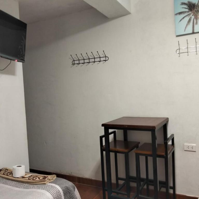 Alojamiento Santo Domingo - Huarmey - Habitación Doble con baño privado - 2 camas - 7