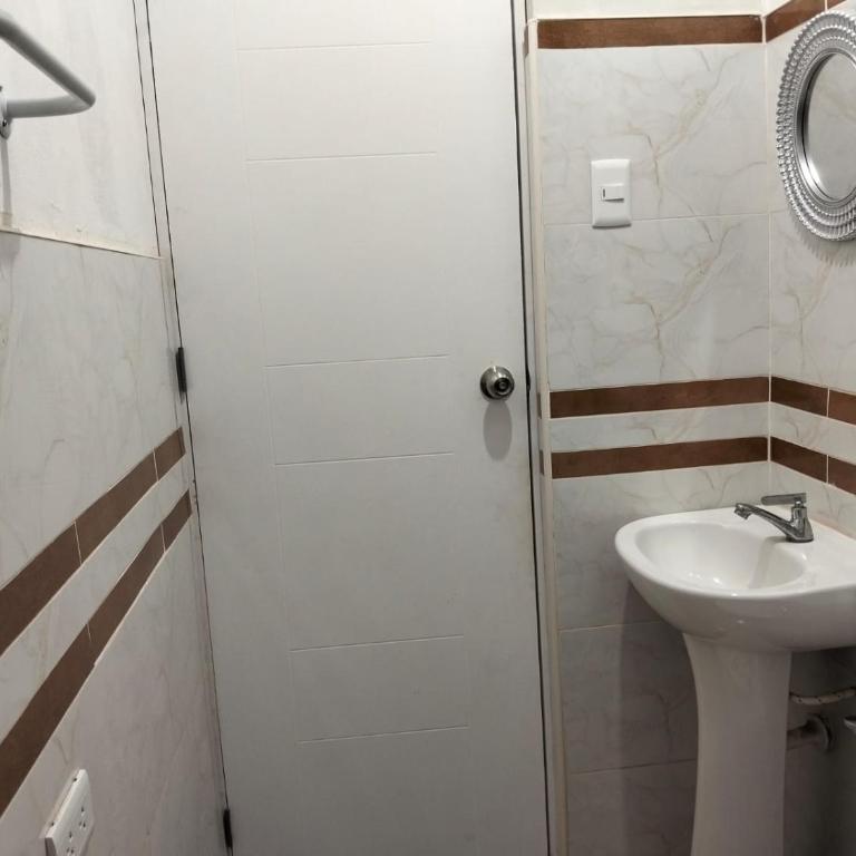 Alojamiento Santo Domingo - Huarmey - Habitación Doble con baño - 2 camas - 16