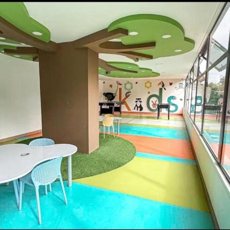 Eternal Springs 8pp, 3br, 2bt, 3acs, Pool, Jacuzzi - Three-Bedroom Apartment - High Floor - 44