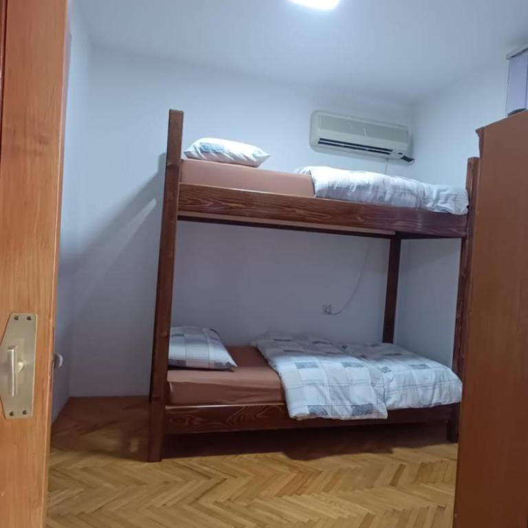 Small Hill Guesthouse - Two-Bedroom Apartment with Balcony and Terrace - 4