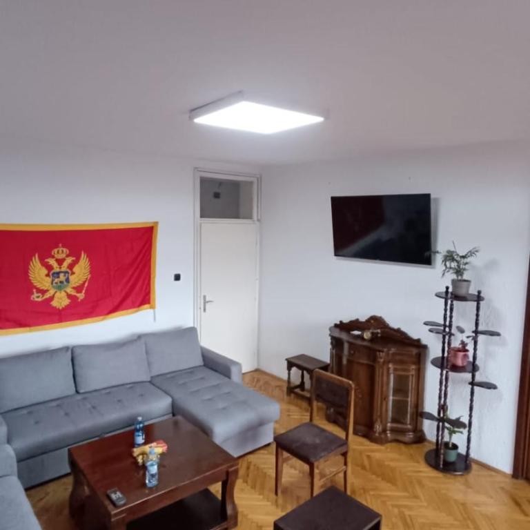 Small Hill Guesthouse - Two-Bedroom Apartment with Balcony and Terrace - 5