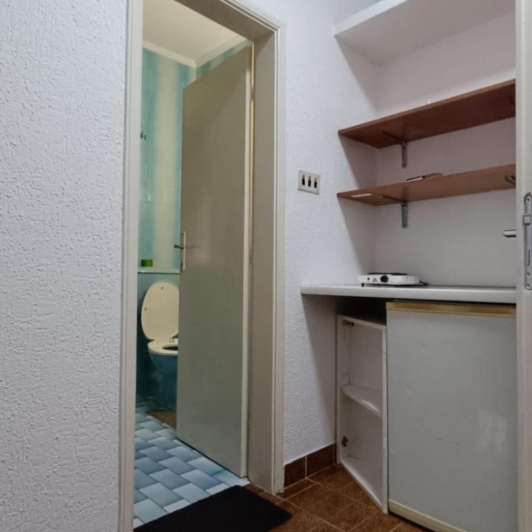 Small Hill Guesthouse - Economy Quadruple Room - 3