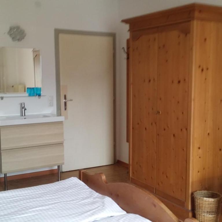 Pension Buchner - Doppelzimmer mit Dusche und Balkon und Gemeinschafts-WC - 3