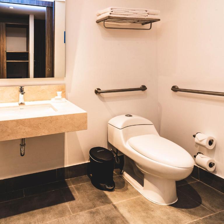 Hampton By Hilton Cusco - Habitación con ducha accesible en silla de ruedas - Cama grande - Adaptada para personas con movilidad reducida - No fumadores - 22