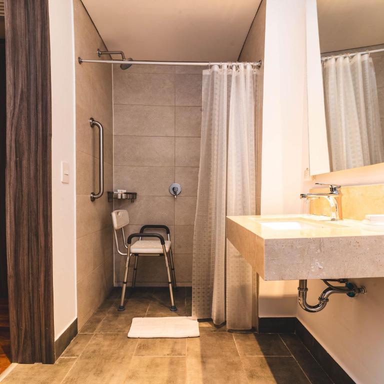 Hampton By Hilton Cusco - Habitación con ducha accesible en silla de ruedas - Cama grande - Adaptada para personas con movilidad reducida - No fumadores - 21