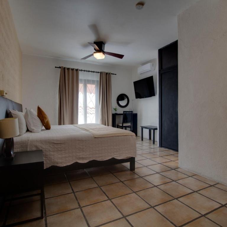 Hotel Punto 79 - Habitación con cama extragrande y balcón - 1