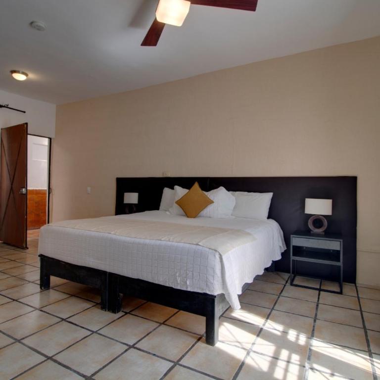 Hotel Punto 79 - Habitación con cama extragrande y balcón - 4