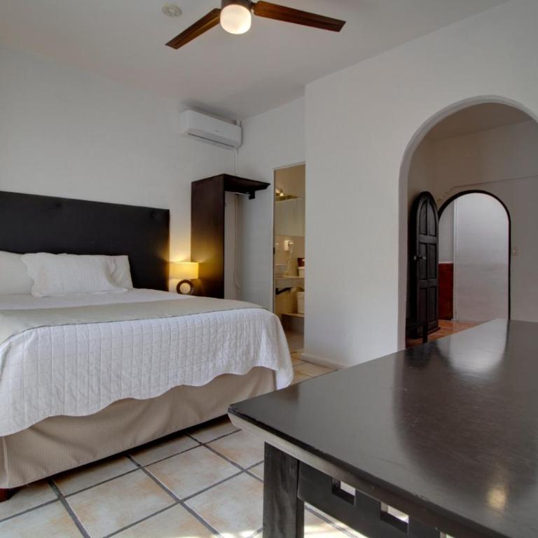 Hotel Punto 79 - Habitación con cama grande y balcón - 3