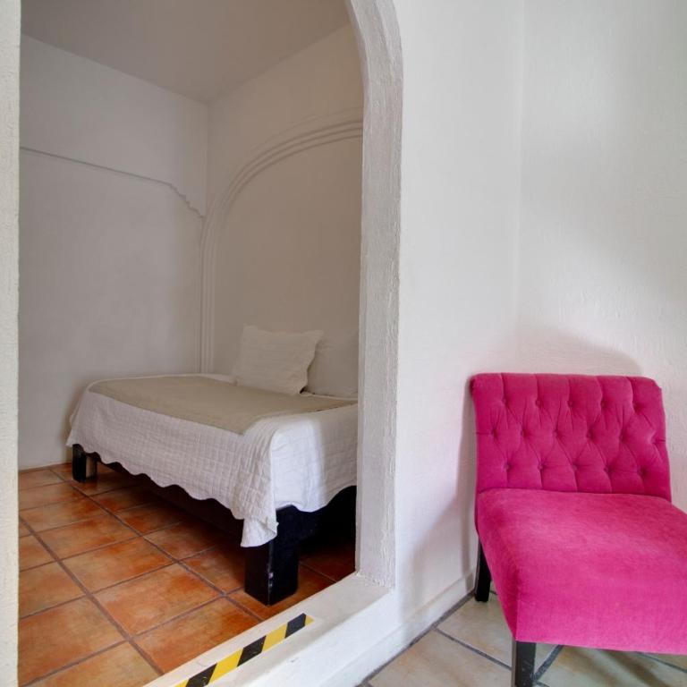 Hotel Punto 79 - Habitación con cama grande y balcón - 4